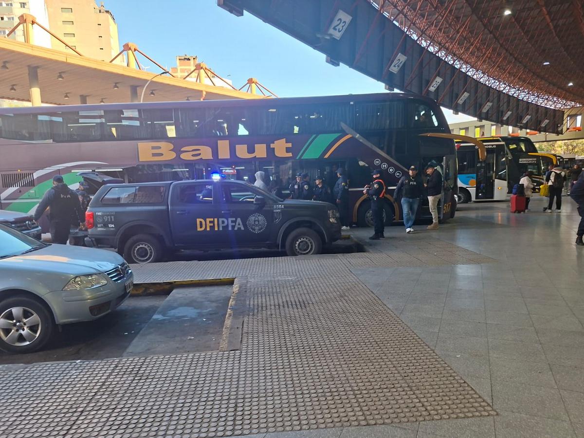 Fuerte operativo antinarcótico en la Terminal de Ómnibus de Córdoba.