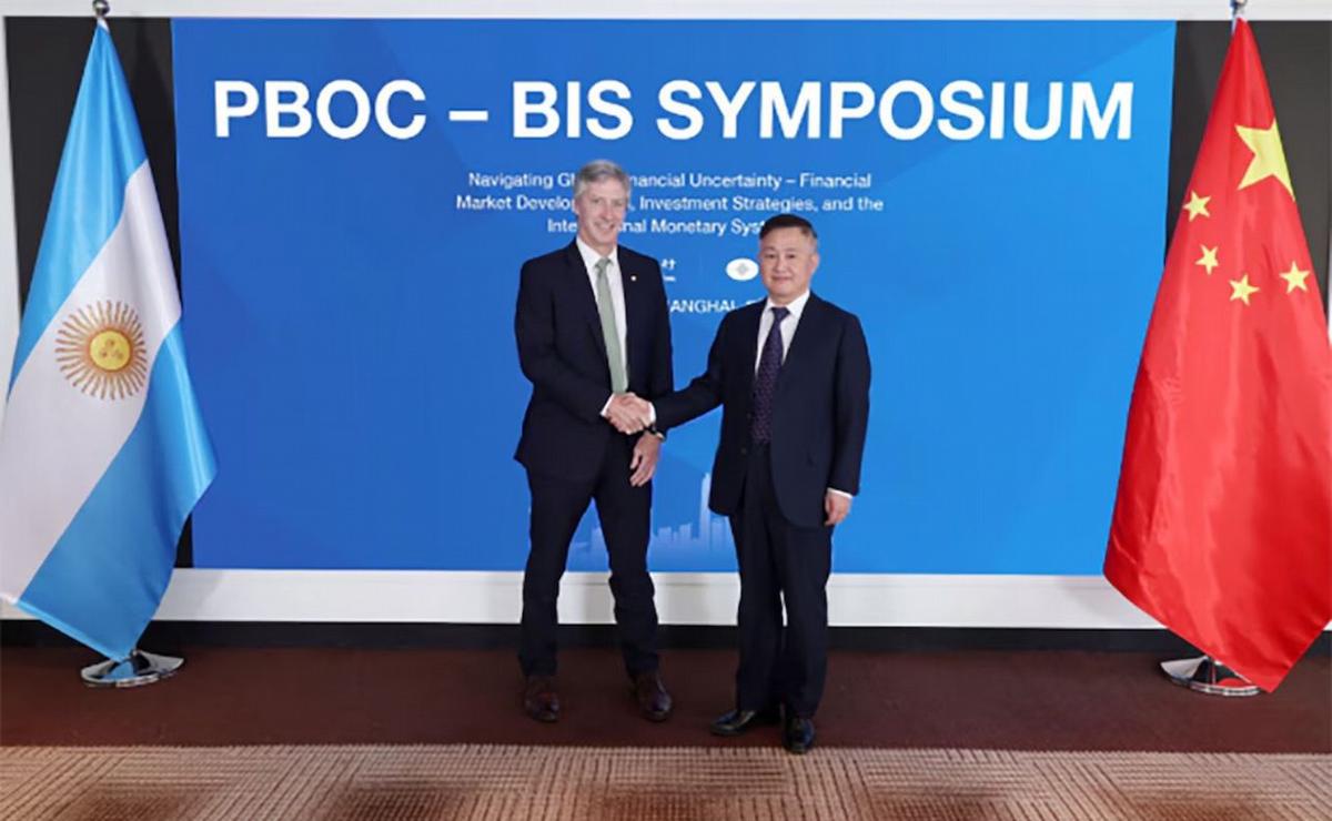 Santiago Bausili junto a Pan Gongsheng, titular del Banco de la República Popular China.