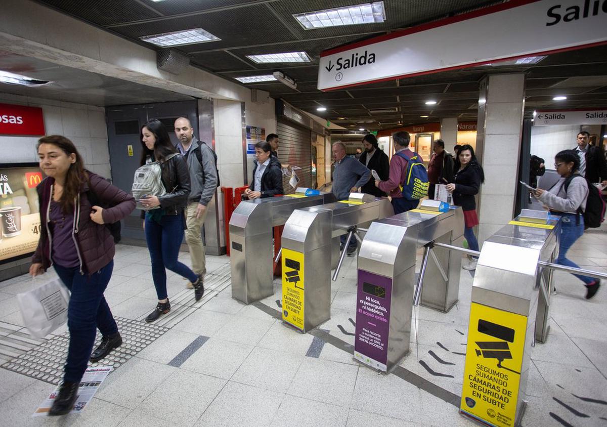 Liberan molinetes en el subte de Buenos Aires por reclamos salariales