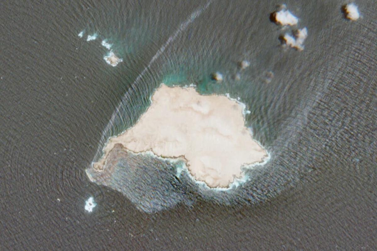 Imágenes satelitales muestran que derrame de un petrolero varado frente a Omán se expande velozmente