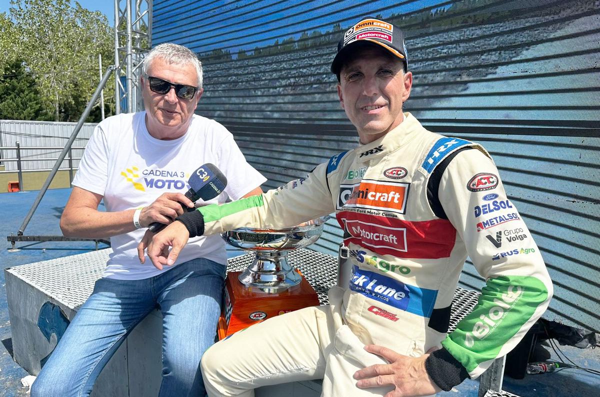 FOTO: C3M con el campeón Gianini de Ford en el podio del 'Mouras'