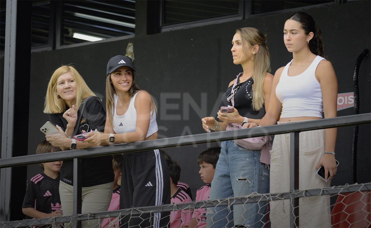 FOTO: La familia Messi acompaña a Thiago en su debut en la Newell's Cup.