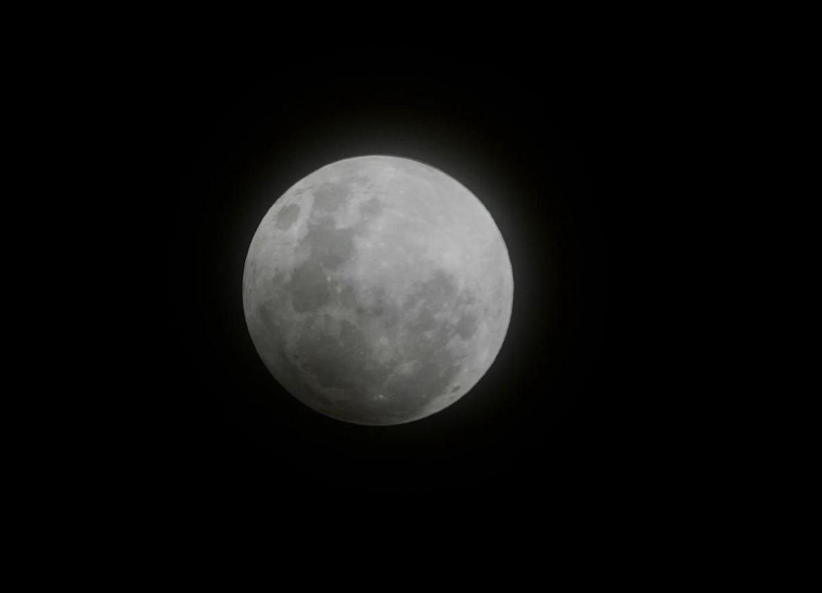 FOTO: Así se veía la Luna en Córdoba a las 22.50 de este martes (Foto: Daniel Cáceres). 