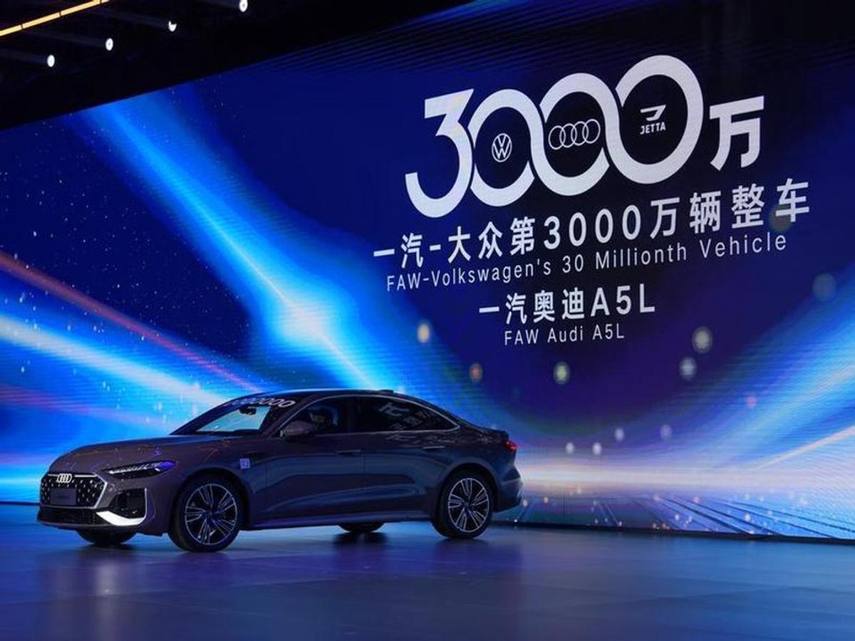 El automóvil número 30 millones fabricado por FAW-Volkswagen es visto en una ceremonia presencial, en Changchun, en la provincia de Jilin, noreste de China, el 30 de octubre de 2025. (Foto Agencia Noticias Argentinas/Xinhua-Zhang. Nan).