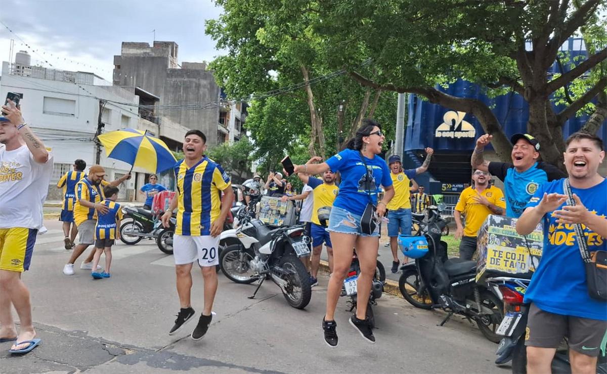 Alegría en el Gigante: hinchas de Central celebraron el título concedido.