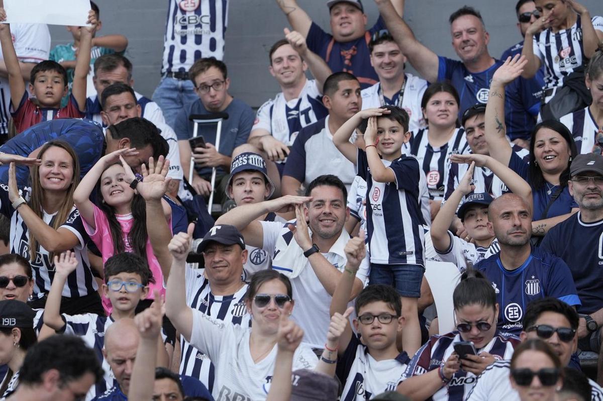 FOTO: Los hinchas albiazules, en una jornada única (foto: Daniel Cáceres).