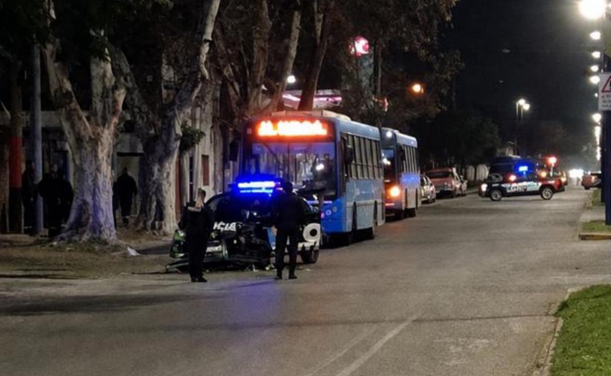 Chocaron un patrullero y un colectivo en zona oeste.