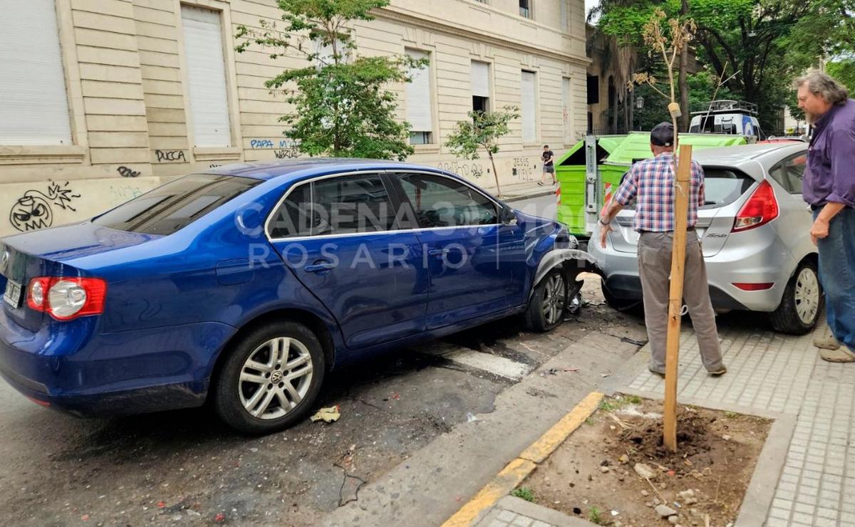 FOTO: El vehículo que chocó al estacionado.