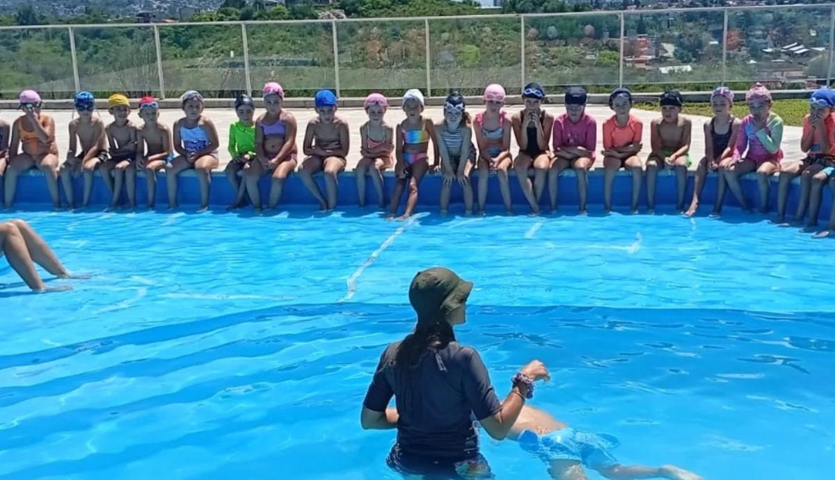 Escuela de verano en Carlos Paz: piletas climatizadas y actividades todo el año