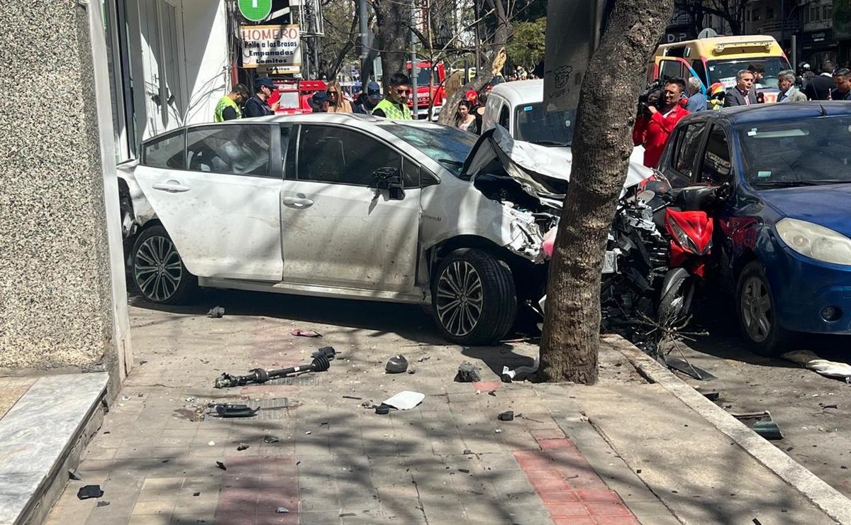 FOTO: Varios heridos tras el choque en Av. Chacabuco. (Foto: Daniel Cáceres/Cadena 3)