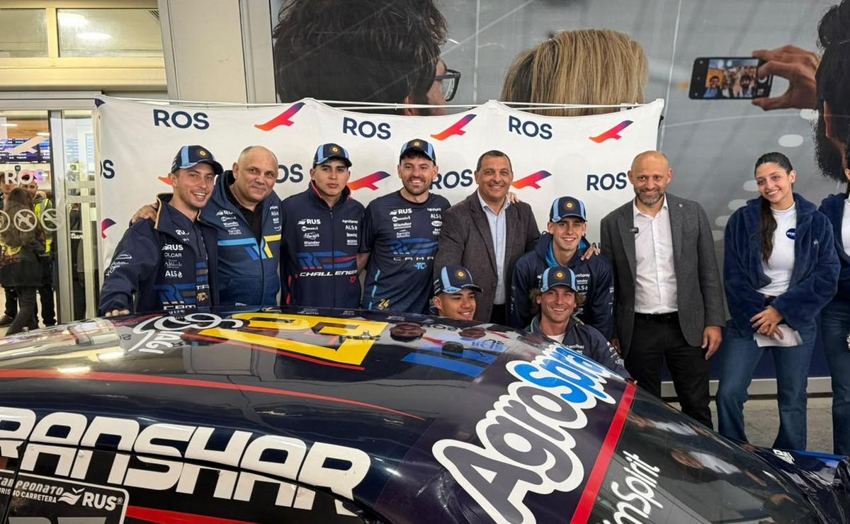 Rosario acelera la previa del TC con autos en el aeropuerto.