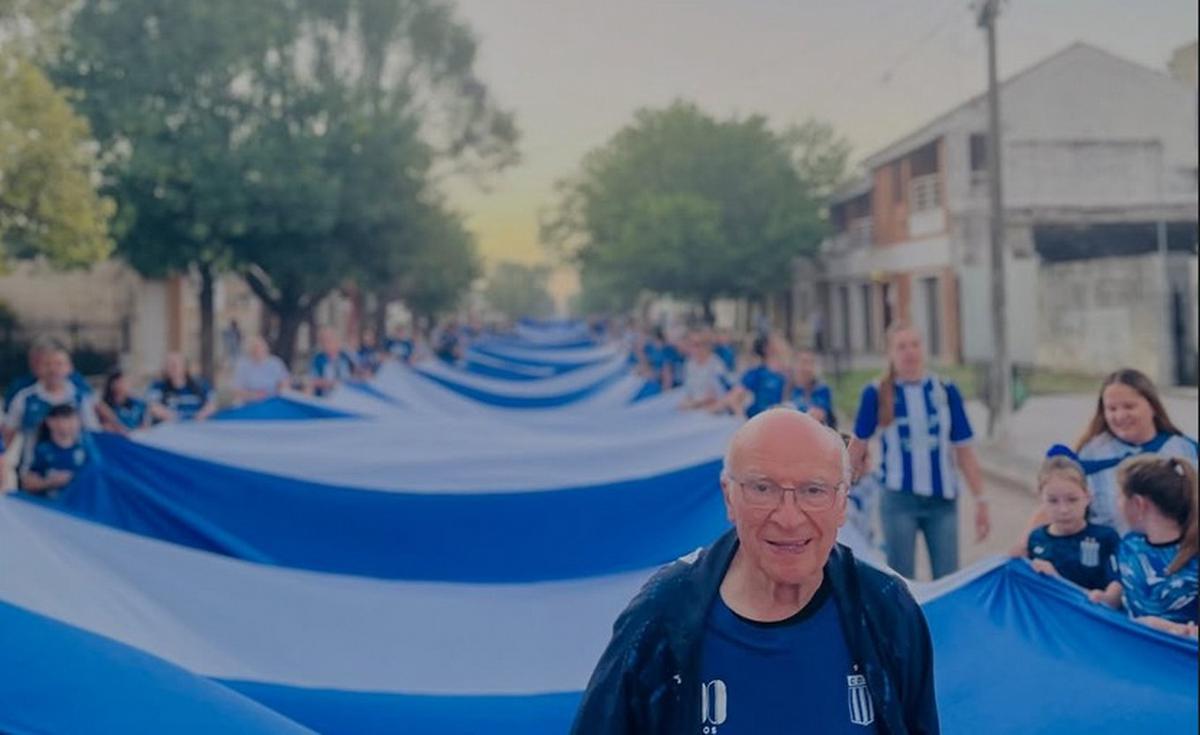 Argentino festejó su centenario con su gran bandera (Foto: @cdargentino)