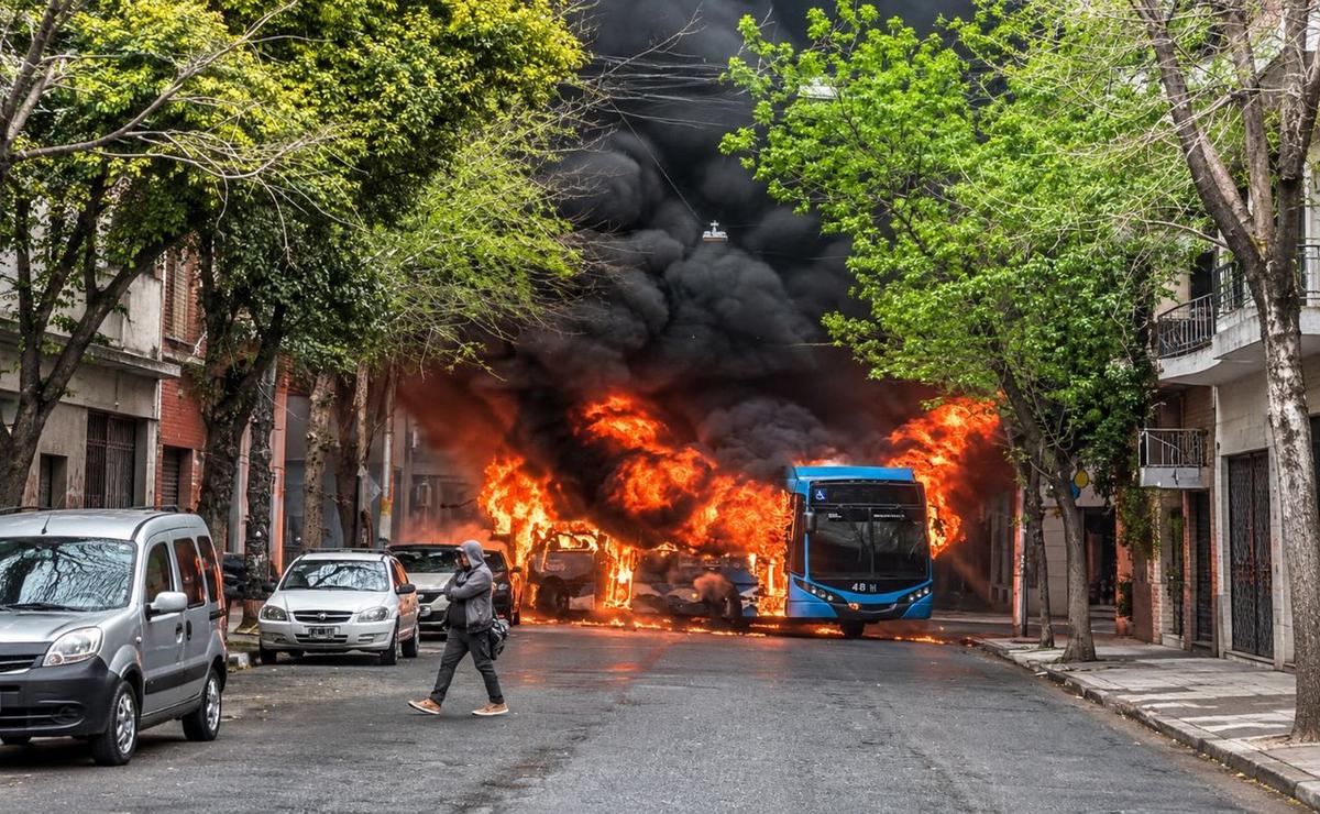 El fuego se desató pasado el mediodía de este domingo en la zona de Primero de Mayo y 3 de Febrero.