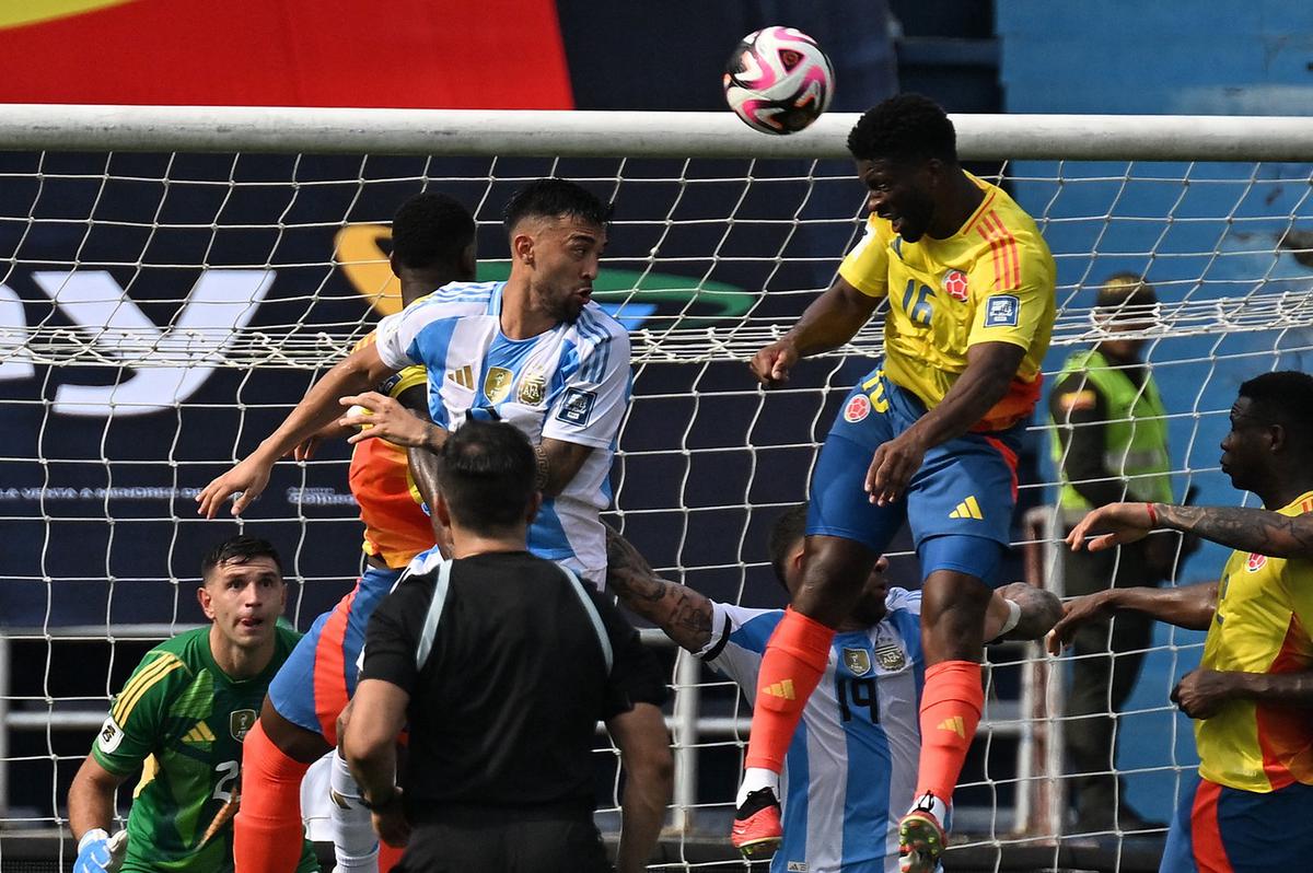 FOTO: Yerson Mosquera cabecea en el área argentina. Foto: Conmebol.