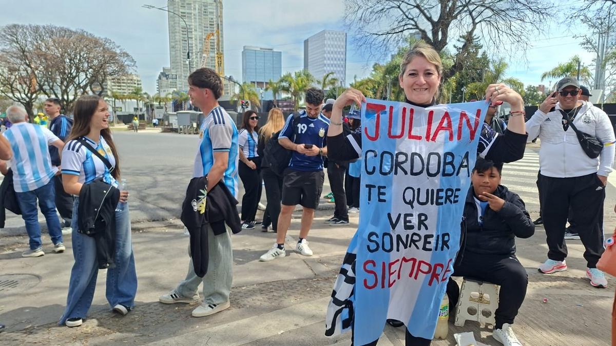 Los hinchas se congregan desde temprano para despedir al