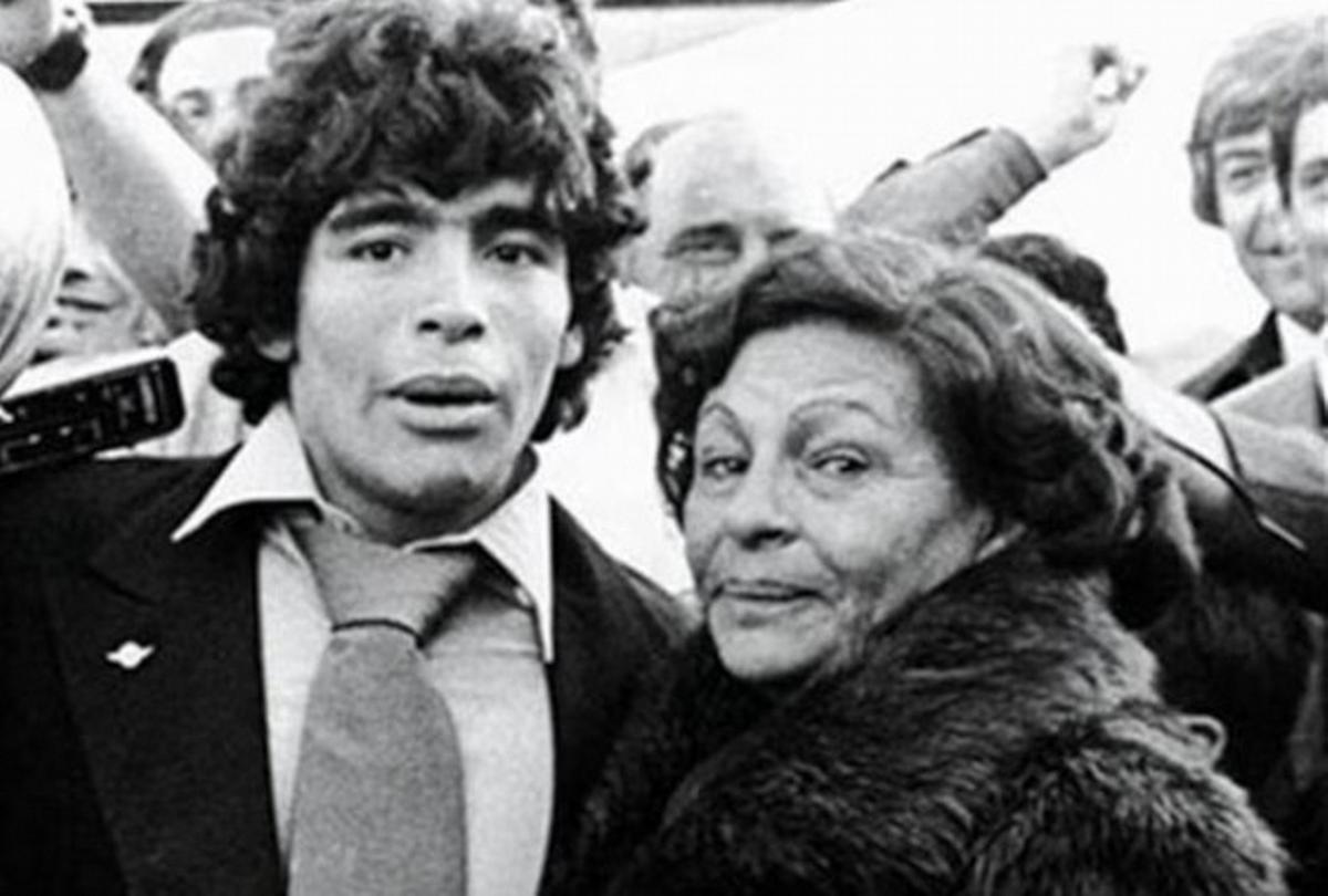 Diego Maradona, junto a su mamá,