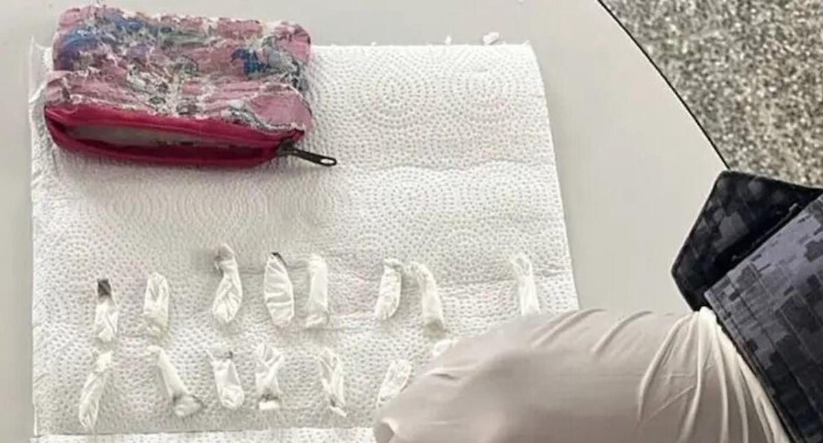 Un niño de dos años lleva 71 envoltorios de cocaína al jardín y su madre es arrestada