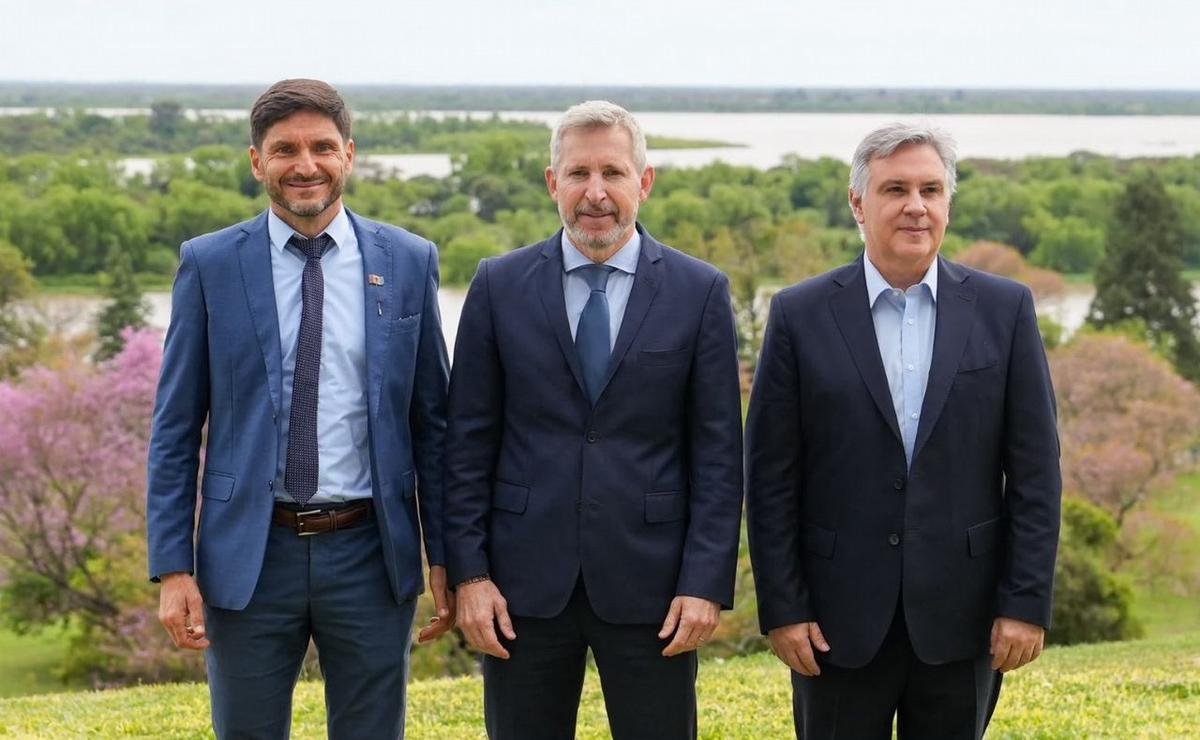 Pullaro junto a Llaryora y Frigerio.