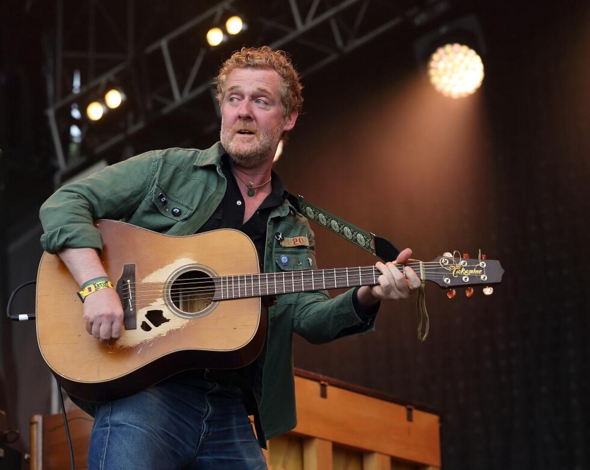 Muere cantautor irlandés Glen Hansard en choque de moto