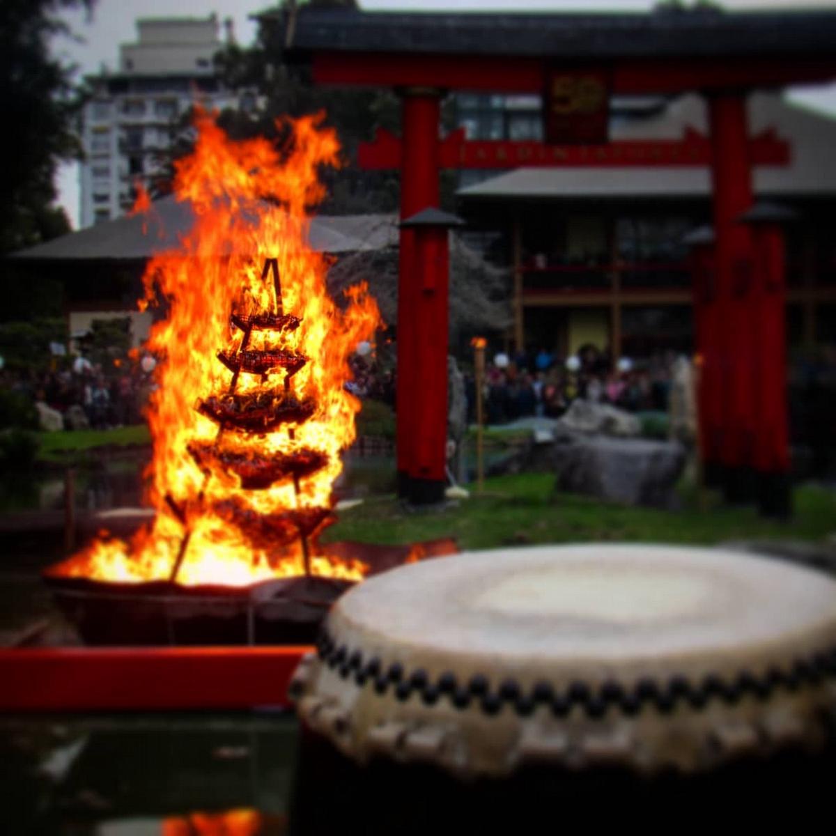 El festival del fuego en el jardín japonés
