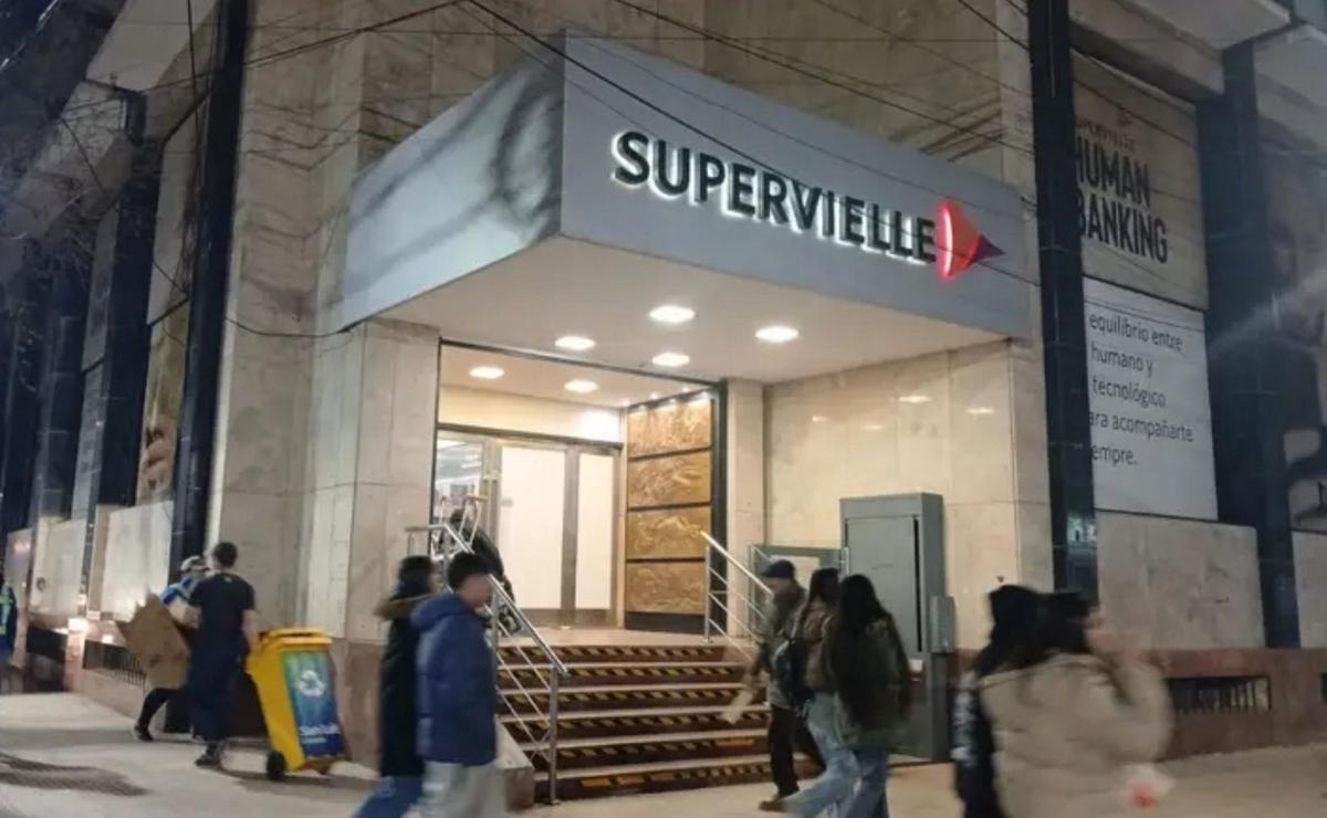 Una mujer murió cuando esperaba cobrar su jubilación en un banco de San Luis (Foto: EDDLR).