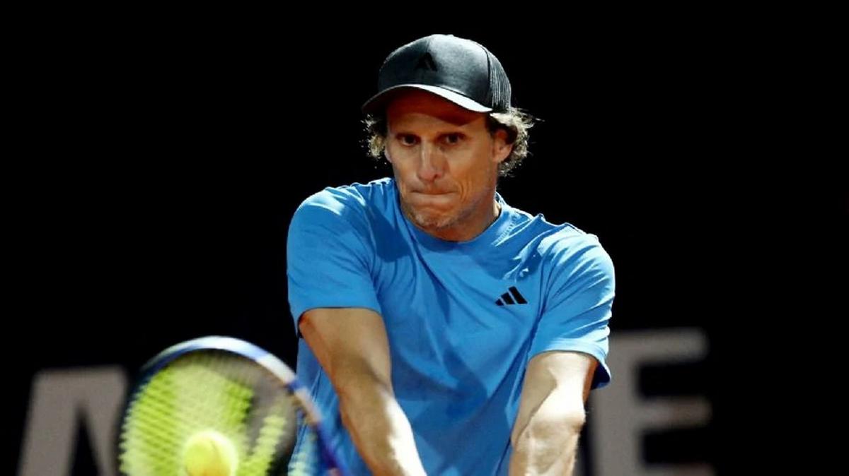 FOTO: Diego Forlán, en acción en tenis (Foto: AFP)