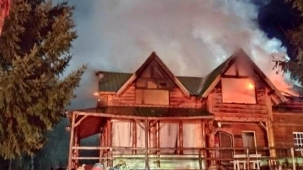 Incendio consume un ex motel en Villa La Angostura y deja familias en la calle