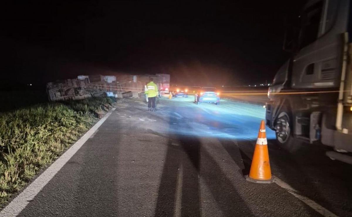 Un camión despistó y volcó este jueves a la mañana en la autopista Rosario-Córdoba.
