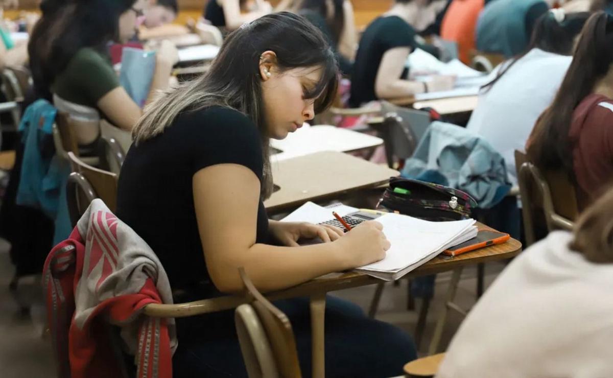 Reclamo estudiantil por la suspensión de mesas de examen en días de paro.