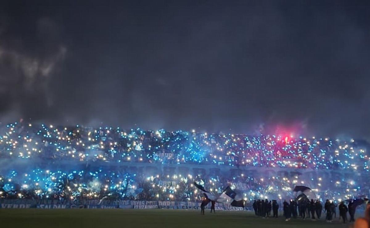 Lleno total en el Gigante de Alberdi para el banderazo antes de la final.