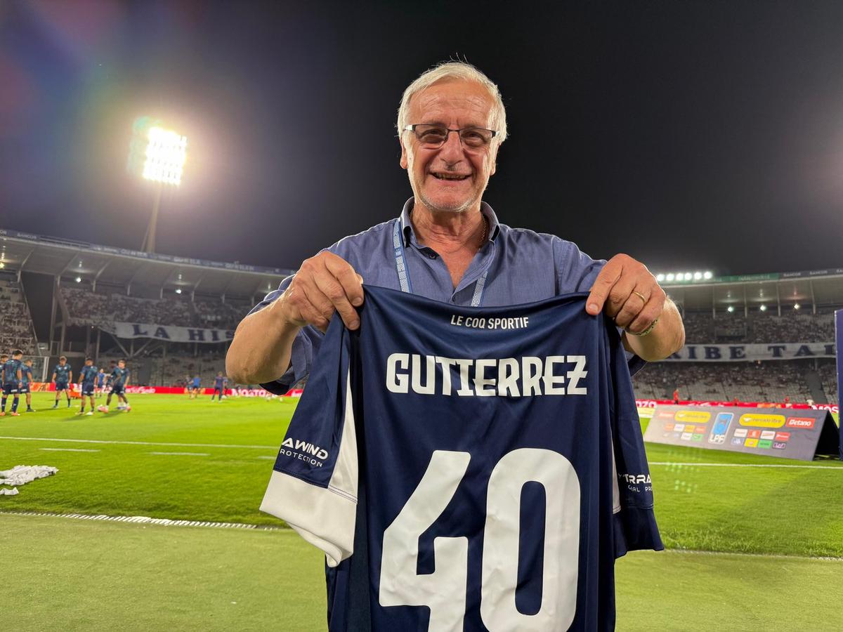 Gustavo Gutiérrez, homenajeado por el club de barrio Jardín.