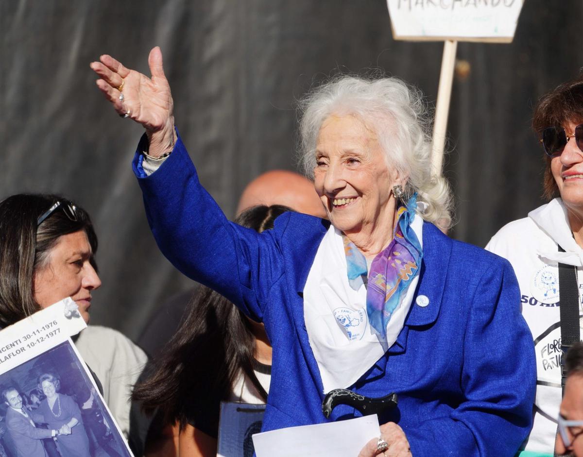 Una multitud se reunió en Plaza de Mayo a 50 años del Golpe. (Foto: NA)