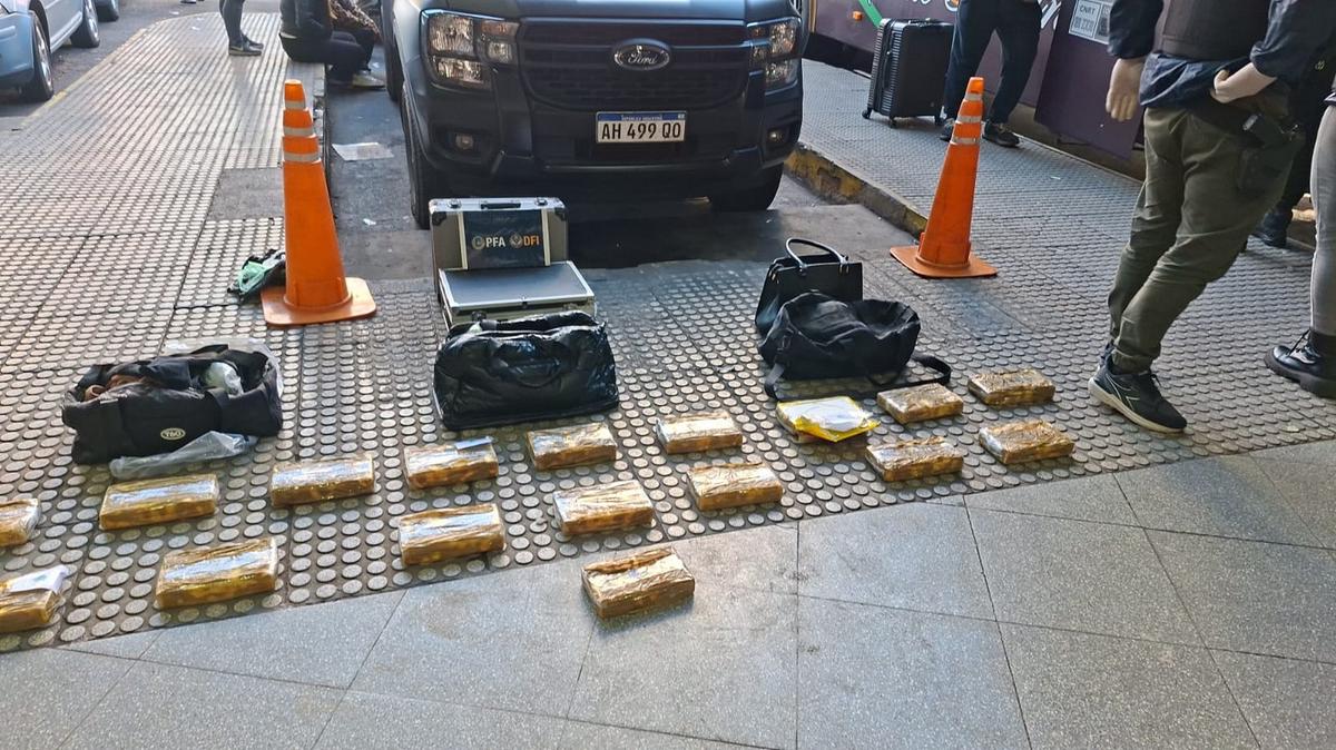 Fuerte operativo antinarcótico en la Terminal de Ómnibus de Córdoba.