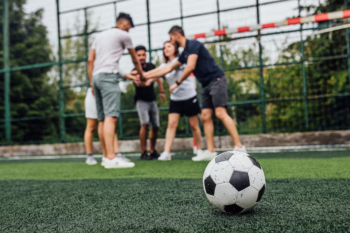 Consejos para volver a jugar al fútbol sin lesiones y cuidando el corazón