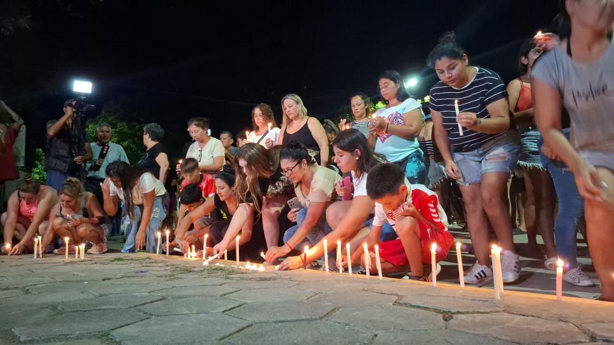 Marcha y velas en San Cristóbal en memoria de Ian, el chico asesinado en la escuela.