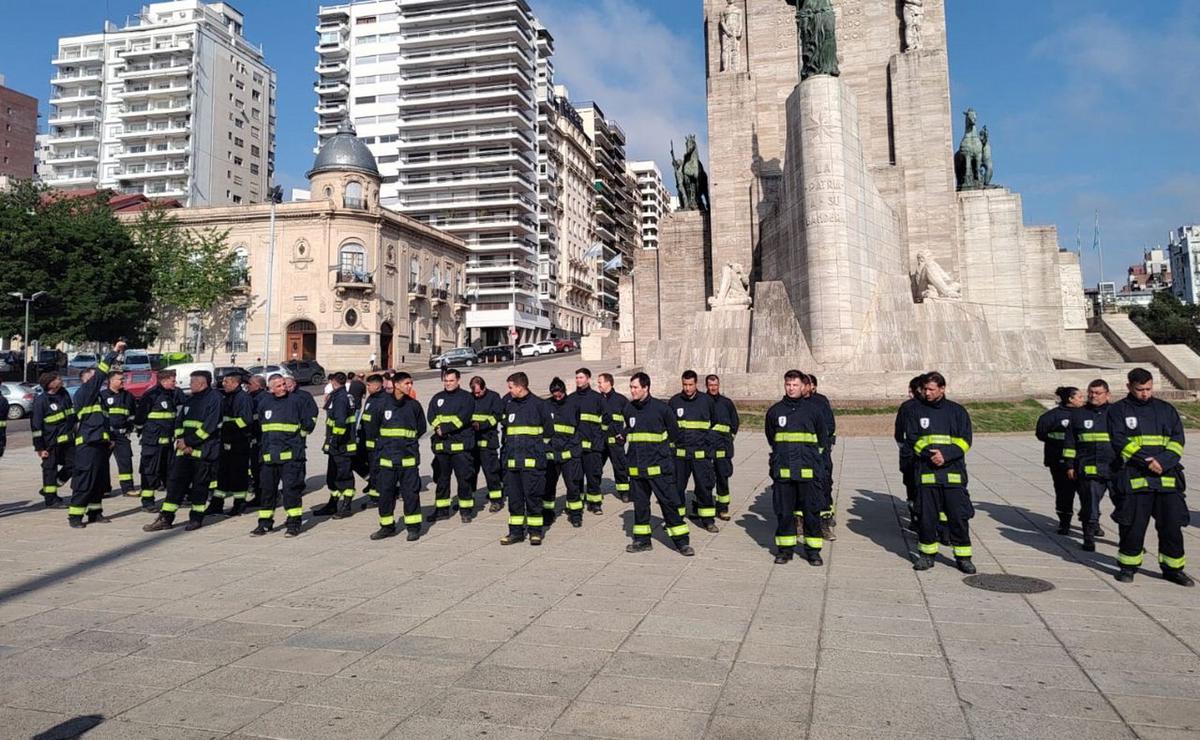 FOTO: Los brigadistas en el Monumento a la Bandera, antes de partir hacia Villa Gesell.