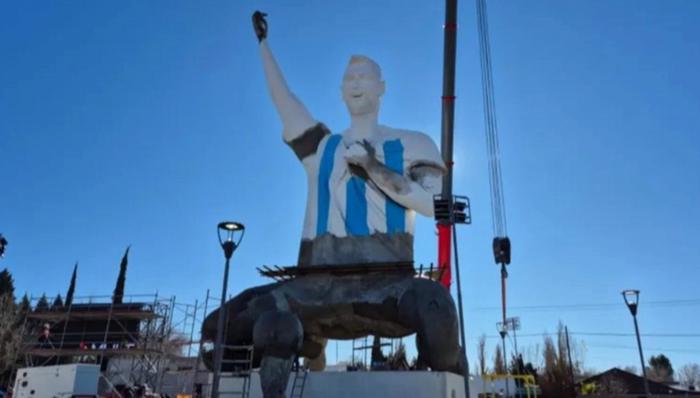 Cutral Co presenta la estatua de Lionel Messi más alta del mundo