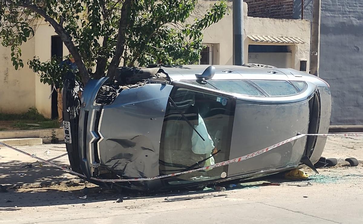 FOTO: Chocó un poste y volcó: al derrapar, colisionó contra otro auto estacionado.