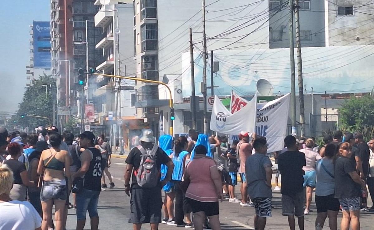 Manifestantes incendiaron un árbol de Navidad en una protesta en Lanús.
