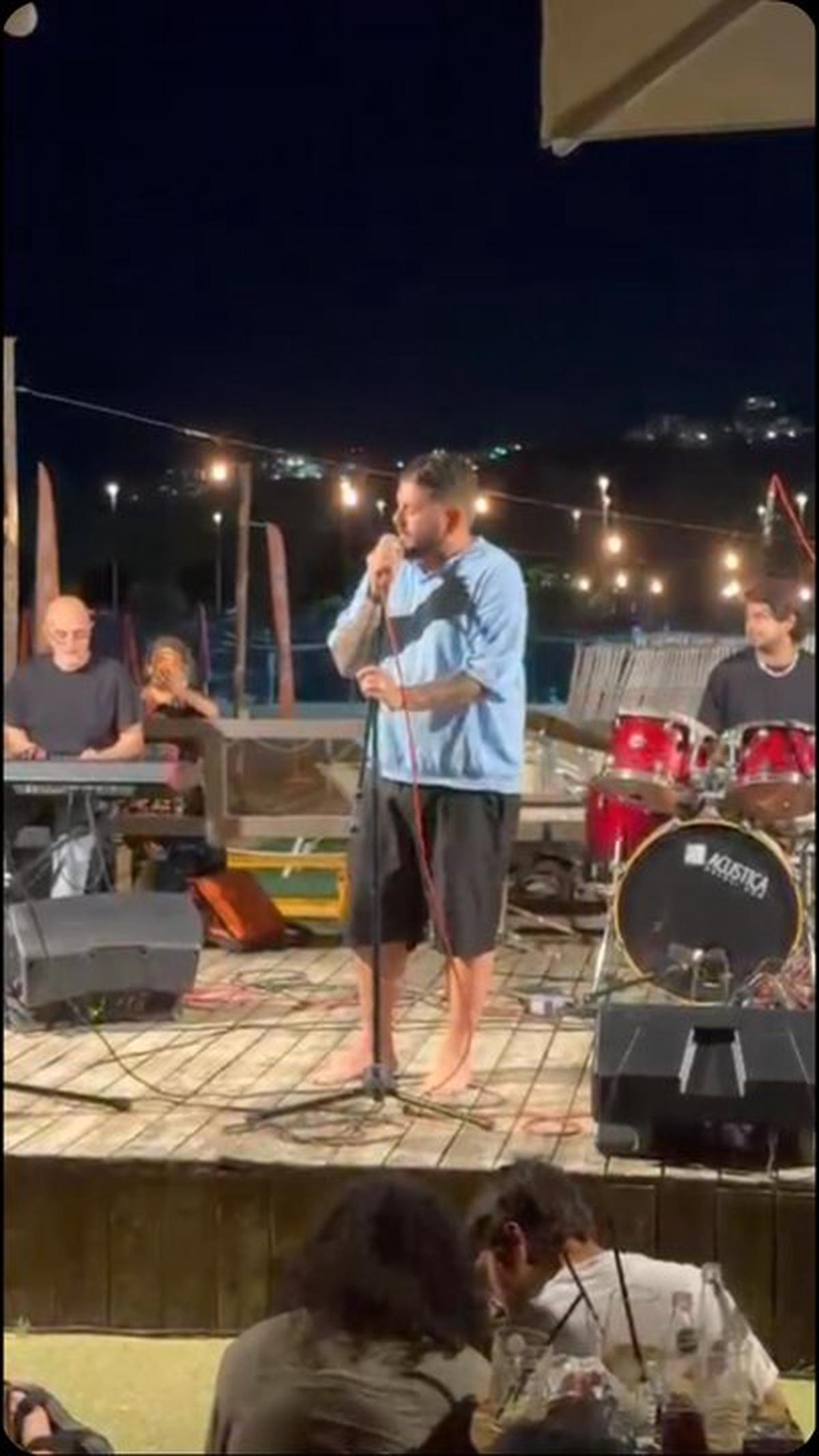 Diego Maradona Jr. sorprendió al publicar un video suyo cantando en el escenario de un bar italiano.
