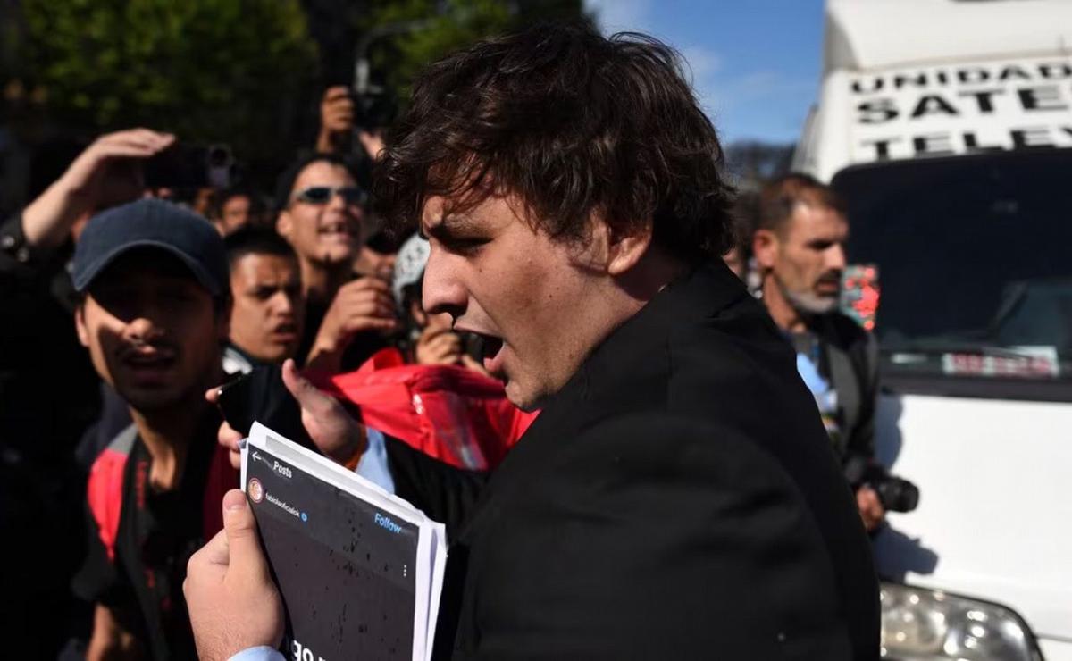 FOTO: Fran Fijap fue agredido por manifestantes en cercanías al Congreso. 