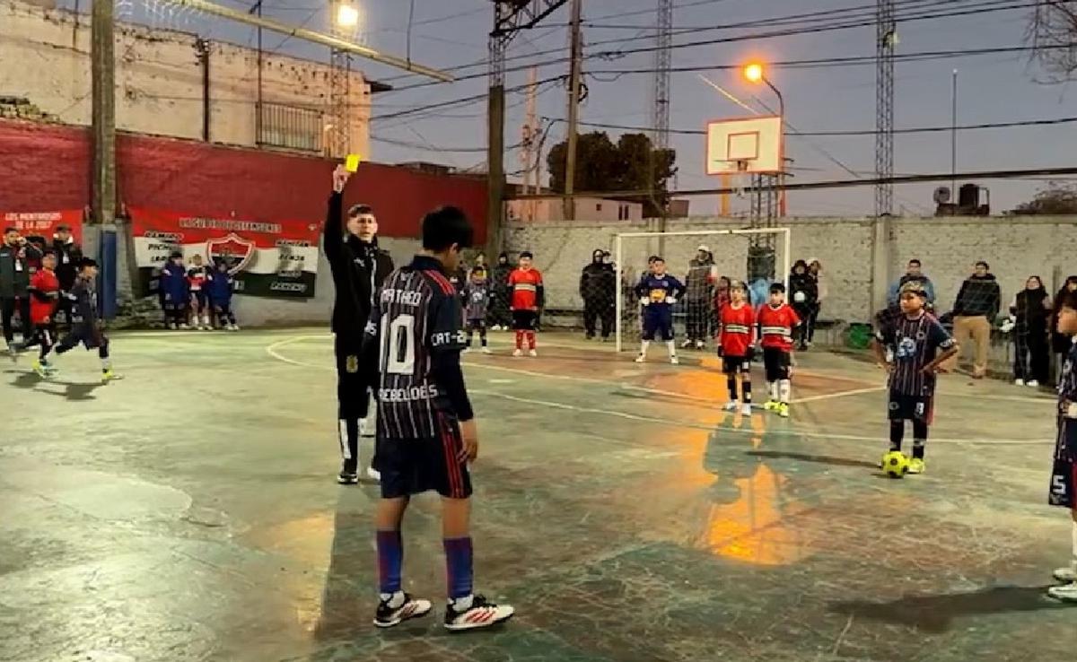 Amonestó a dos capitanes de fútbol infantil por los gritos de los padres. (Captura de video)