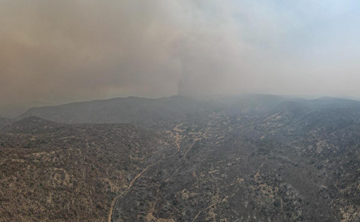 FOTO: Sigue el combate del incendio en Capilla del Monte. (Foto: Daniel Cáceres/Cadena 3)