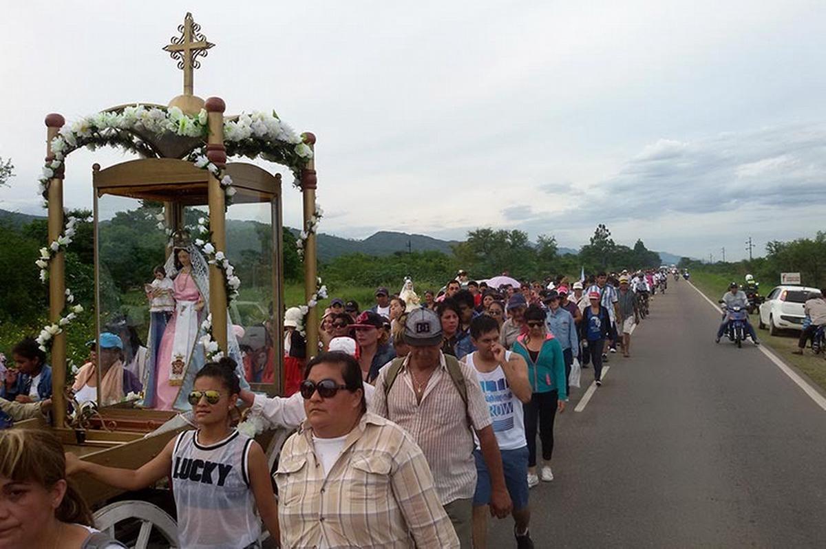 La tradicional peregrinación hacia la Virgen de la Peña reúne a miles de devotos