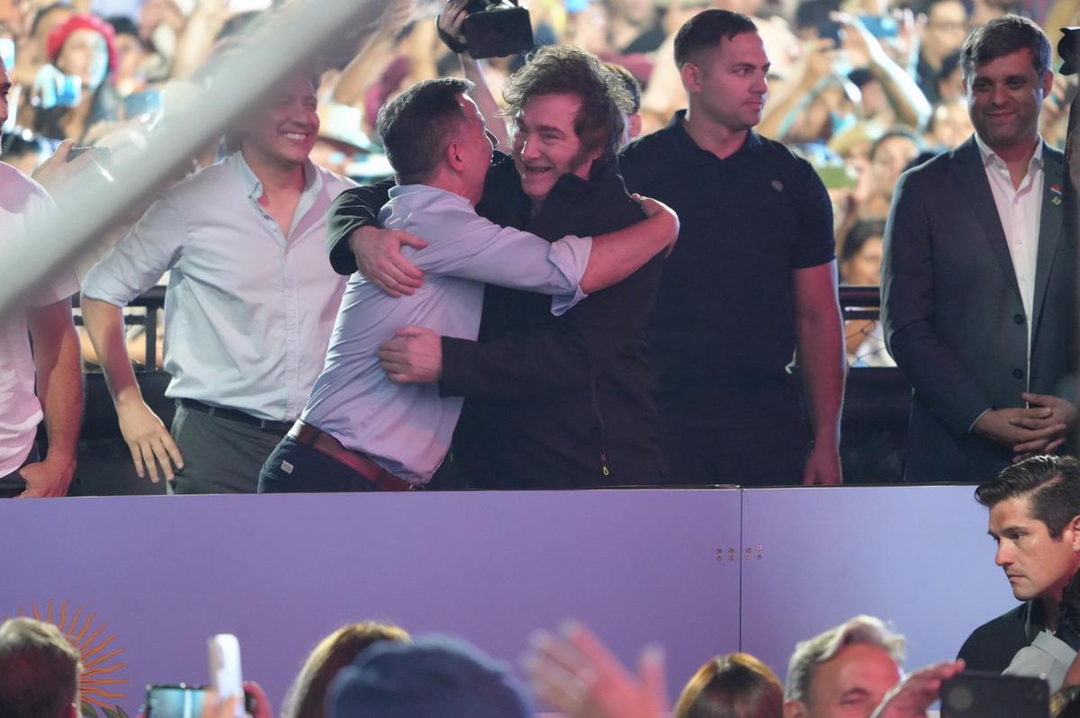 Javier Milei, saludando tras llegar al festival (Fotos: Daniel Cáceres - Cadena 3)