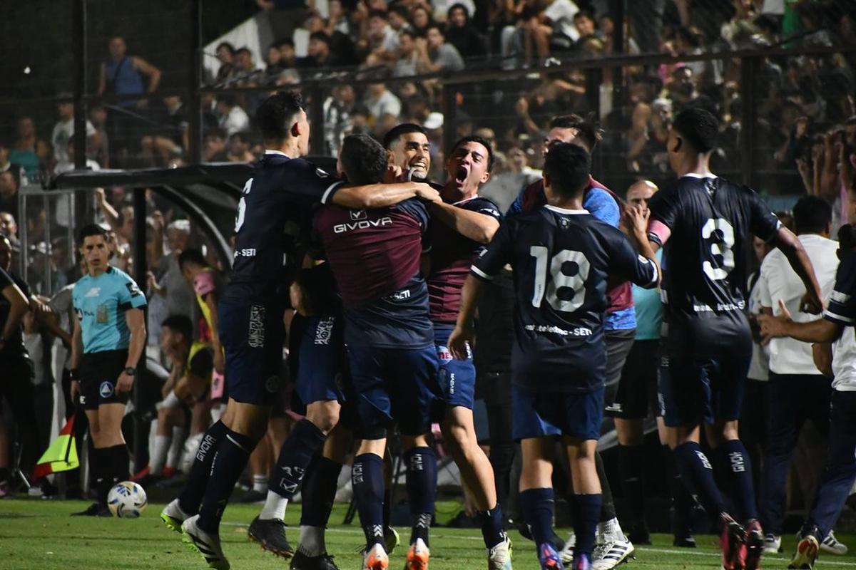 Jugadores de Acassuso festejan el gol agónico de David Escalante.