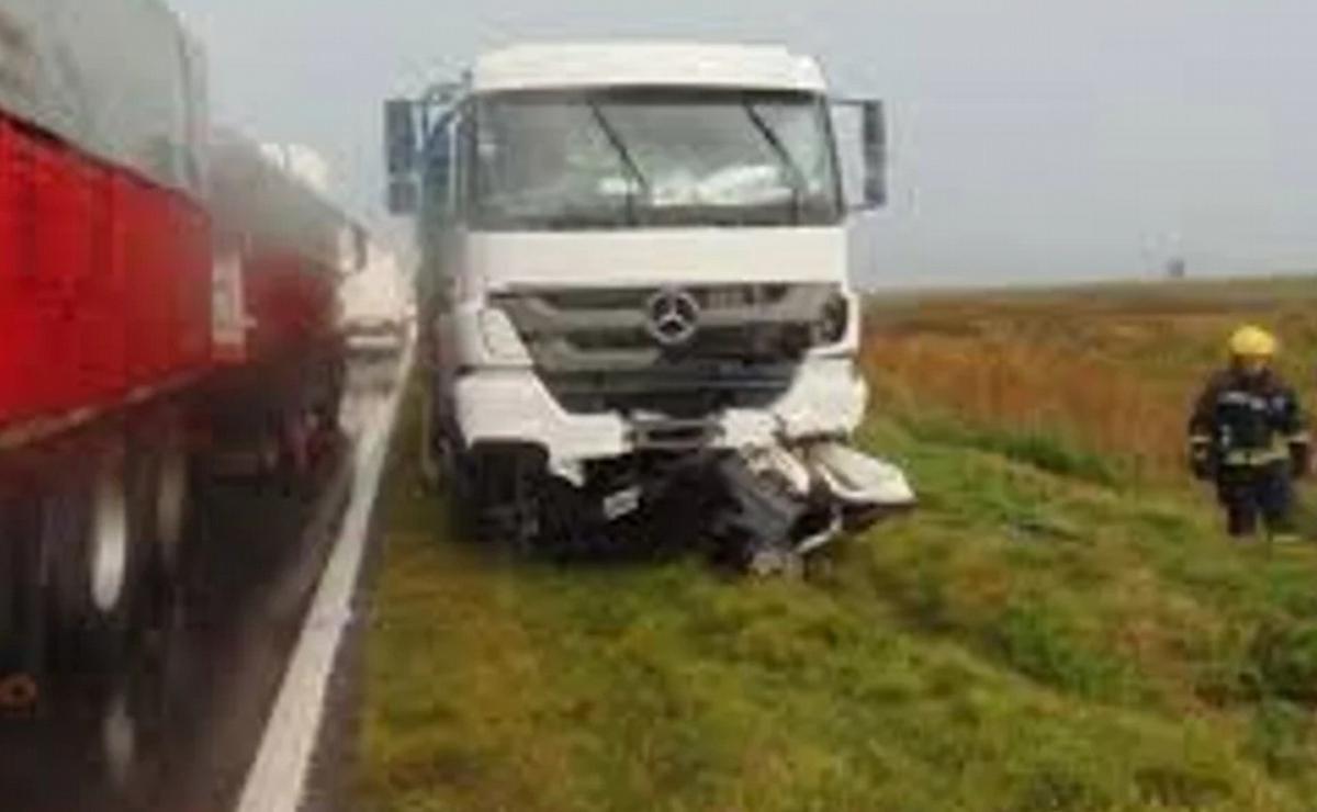 FOTO: El camión quedó en la banquina tras el choque.