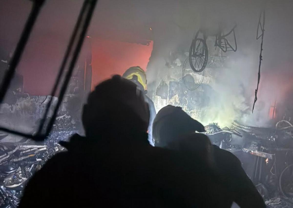 El trabajo de los bomberos en Cerrito 4412.
