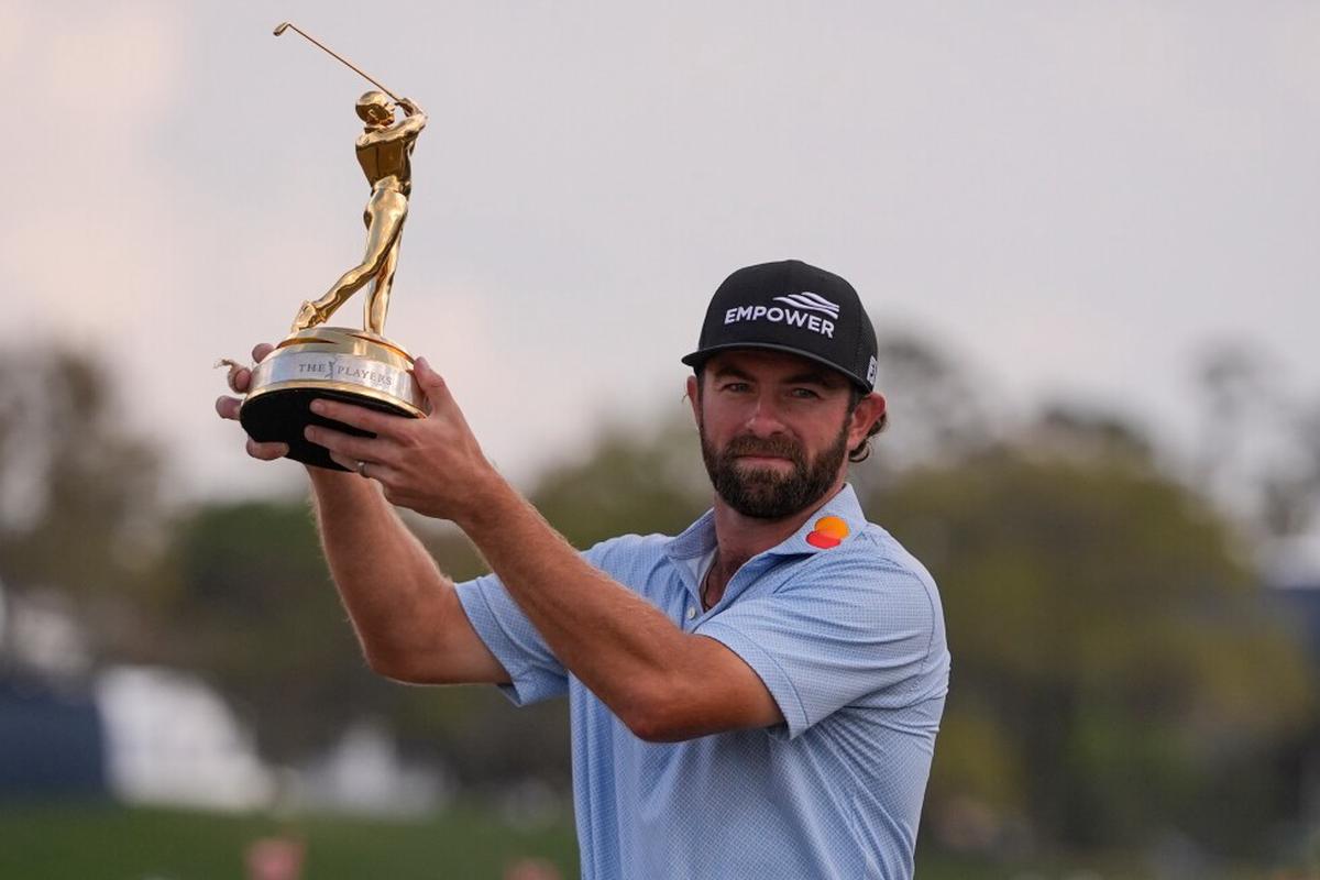 Cameron Young brilla en el green de la isla y remonta para ganar el Players Championship