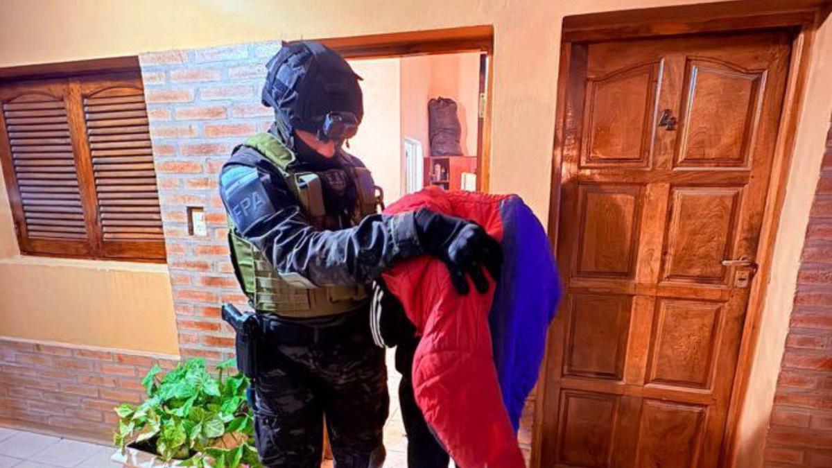 Detienen a abuela, nieta y ex policía por venta de cocaína en Córdoba